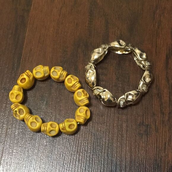 2 Pc lot of skull stretch Bracelet - Picture 1 of 2